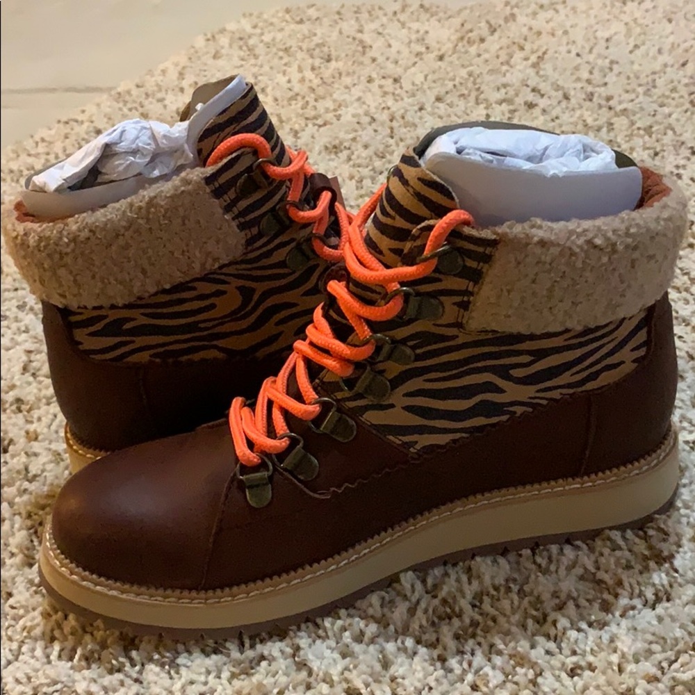 TOMS Mesa Zebra Waterproof Lace Up Boots boot bootie Size 6 New in Box